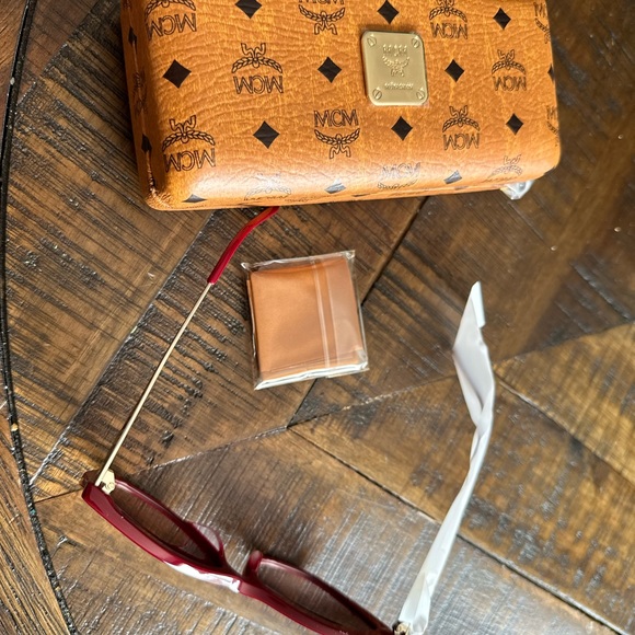MCM cyclamen sunglasses. Brand new. - Picture 2 of 6